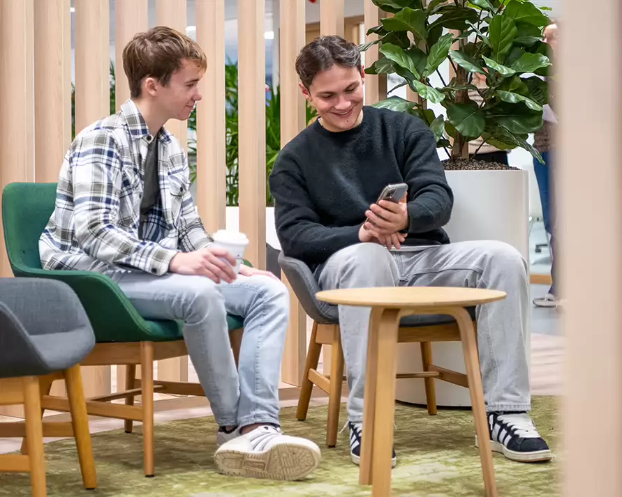 Twee studenten op de telefoon