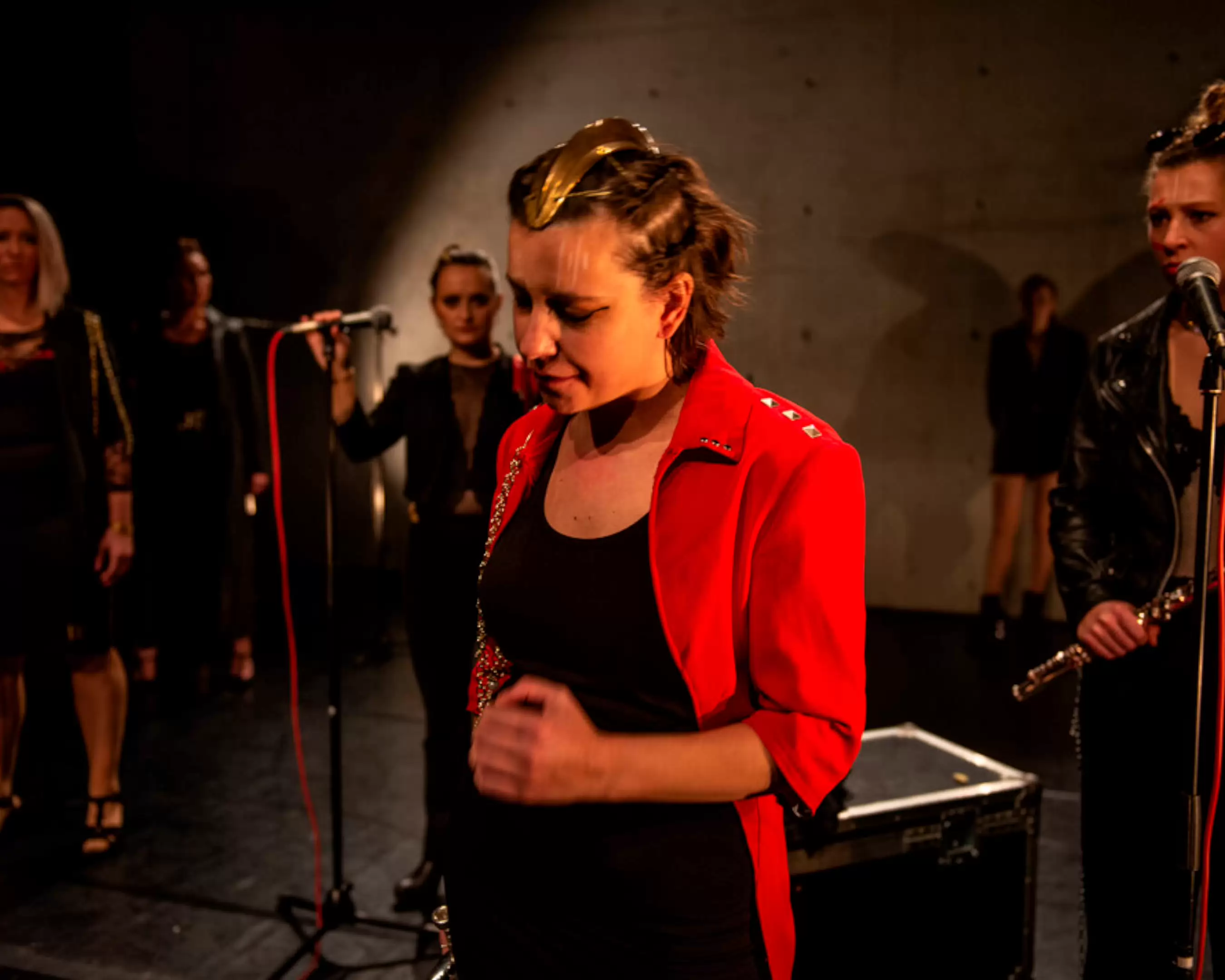 Een student van de Deeltijd opleiding Docent Theater staat op het podium tijdens haar voorstelling.