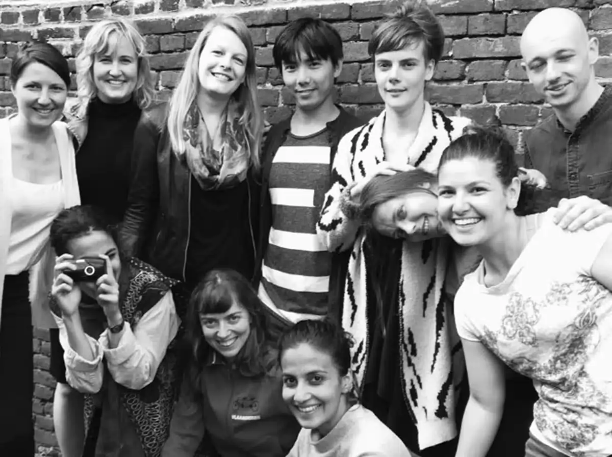 Groepsfoto Onderdeel van PPS 2017/2018 (l-r): Ulla Havenga, Maryam Zomorodian, Anne-Marije van den Bersselaar, Heleen de Hoon, Vicky Angelidou, Guo Rui, Nikita Maheshwary, Meldy IJpelaar, Evy Raes, Vitoria Aquino, Jan Noordman (ontbrekend: Mami Izumi, Monique Zijp, Flora Veres, Anja Radakovic, Sabine Maringer, Hedwig van Leuven)