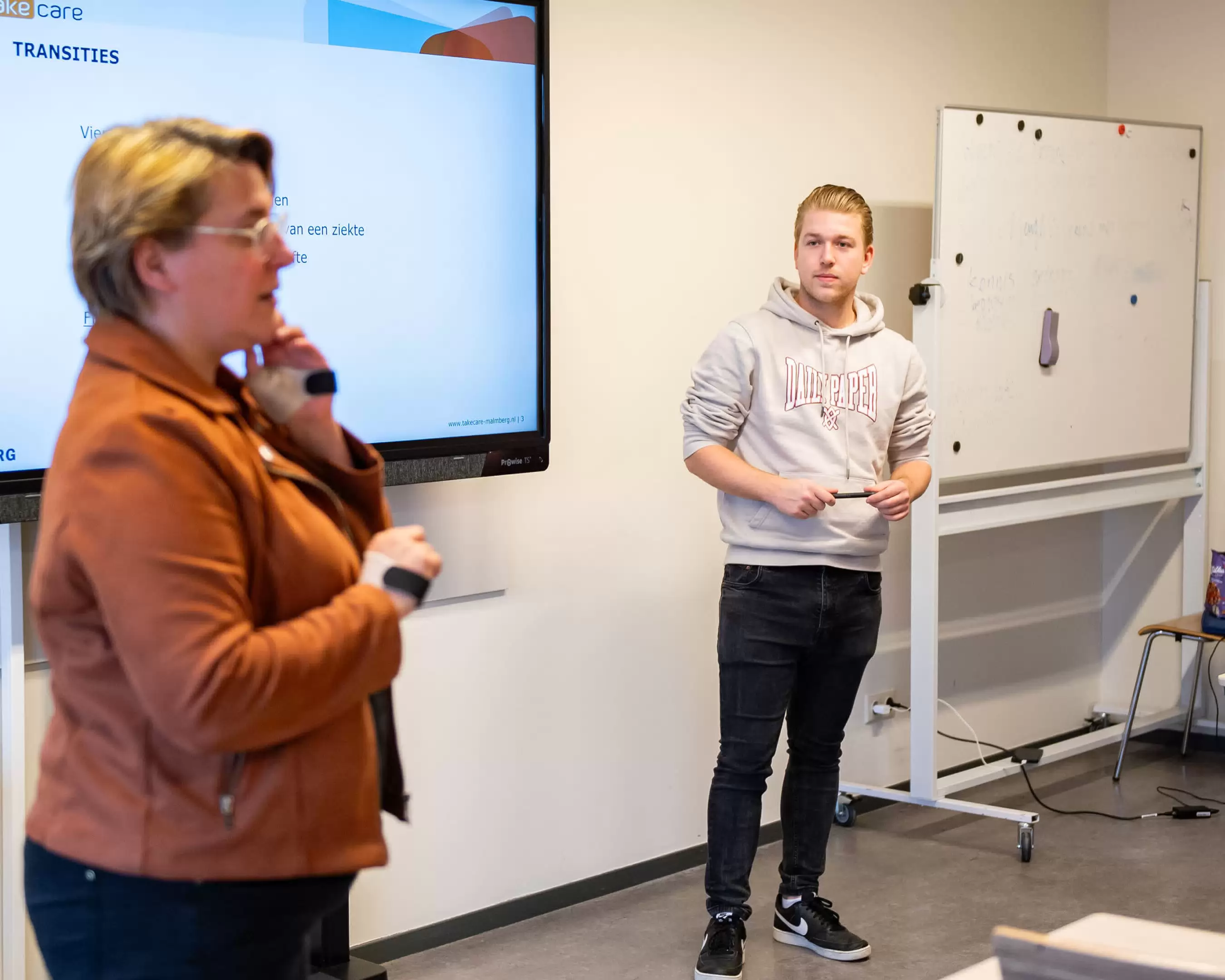 Student voert de opdracht uit.