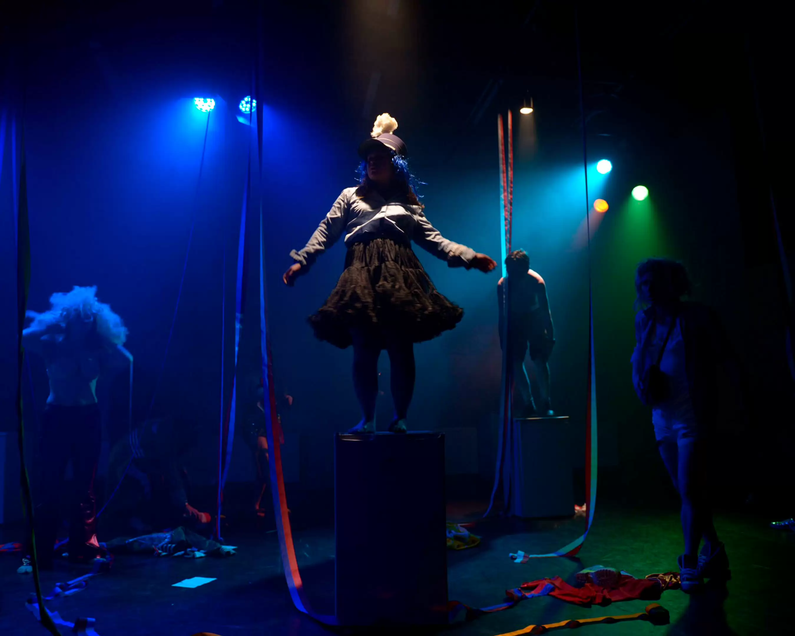 Studenten van de opleiding Docent Theater staan op het podium voor hun voorstelling. 