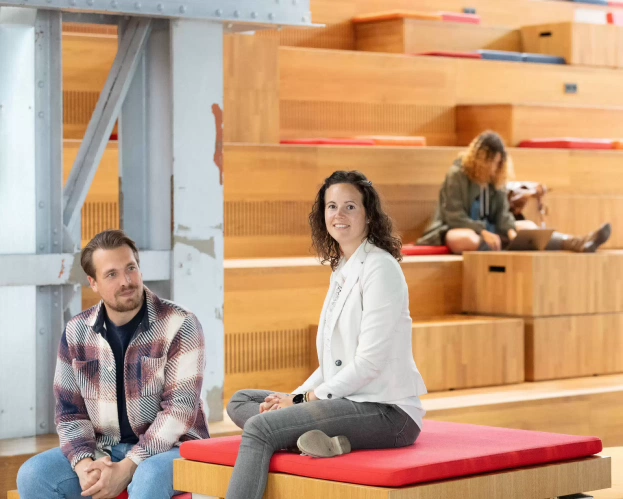 Studenten van AD Management in de Zorg zijn aan het praten