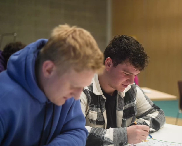 Studenten aan het schrijven