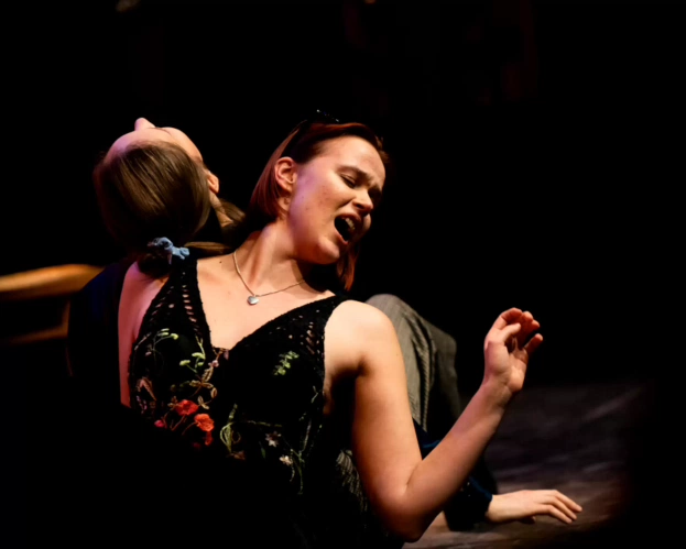 a student from the bachelor programme Fontys Conservatory of Music performs on stage, singing and acting