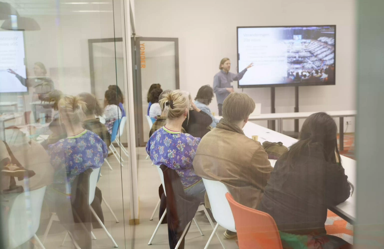 Studiekiezers krijgen uitleg over de opleiding Theologie tijdens open dag in Mindlabs