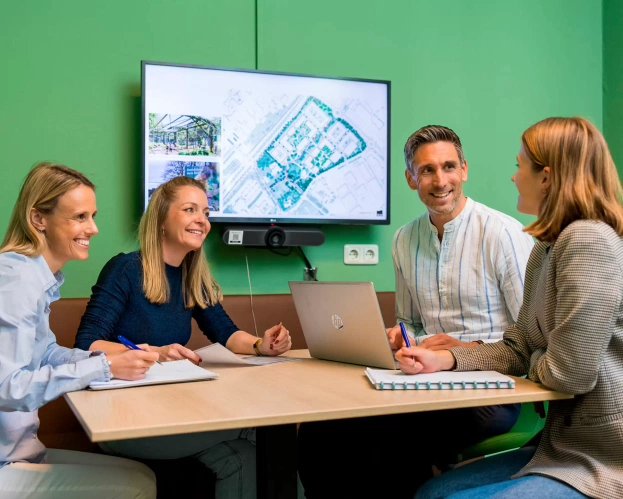 Studenten master Healthy Ageing (master Gezonde samenleving) overleggen in groene projectruimte