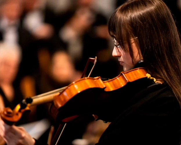 a student from the bachelor programme Fontys Conservatory of Music performs with her violin