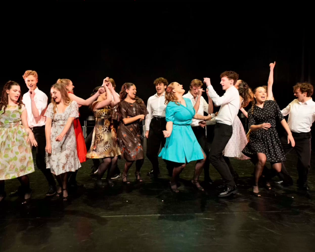 Foto van de groepsvoorstelling van musicaltheater 'Rent'