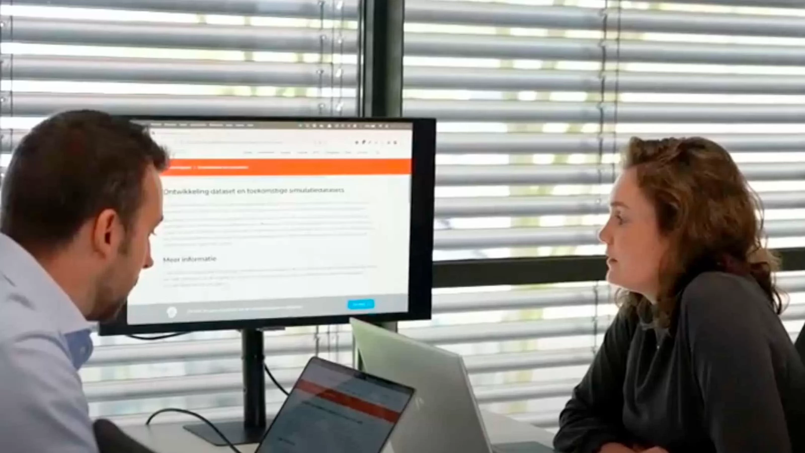 In deze video zie je verschillende docenten aan het woord en krijg je een helder beeld van wat de het cursusaanbod professionals inhoudt.