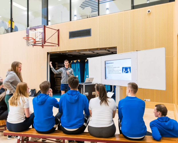 Student Pabo-ALO oefent met lesgeven