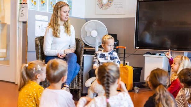Pabo student geeft les aan jonge kinderen