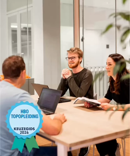 Studenten van de associate degree Ervaringsdeskundigheid in Zorg en Welzijn zitten samen