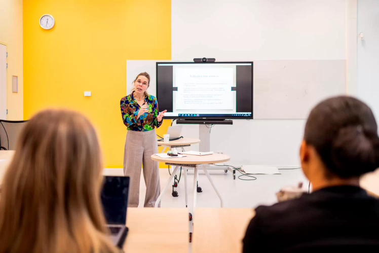 docent sociaal werk geeft les aan studenten
