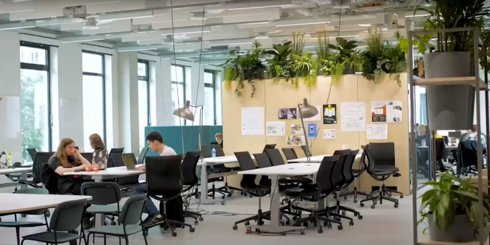Studenten aan het werk op de campus van Fontys
