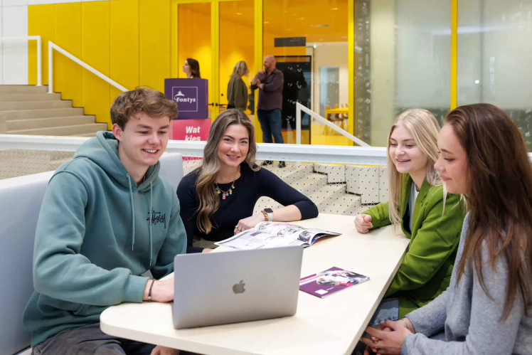 Student kijkt in de camera