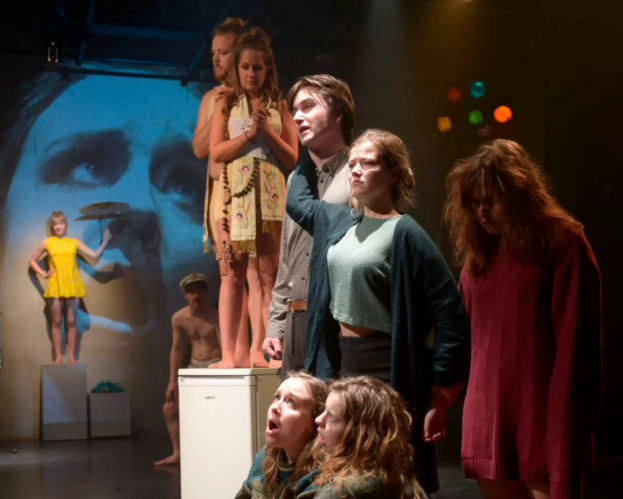 Studenten van de Deeltijd opleiding Docent Theater voeren een voorstelling op in het theater