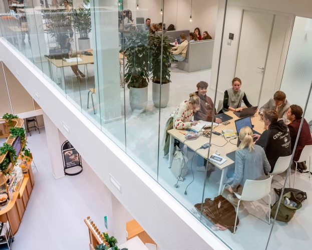 Studenten werken samen aan een opdracht