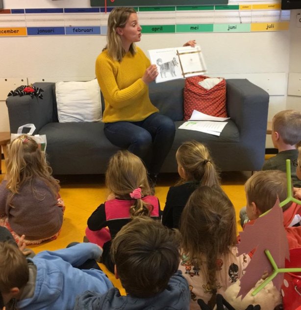 Judith Geevers geeft les aan basisschoolkinderen