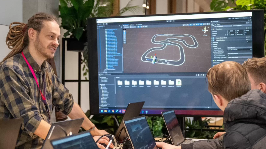 Versnelde Bachelor ICT & Software Engineering - docent en studenten in gesprek