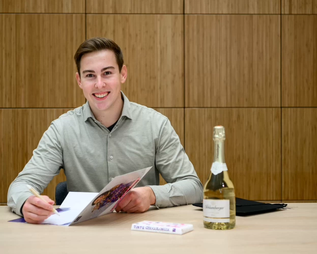 Studenten met elkaar in gesprek en lopen buiten voor de opleiding Finance, Tax and Advice.