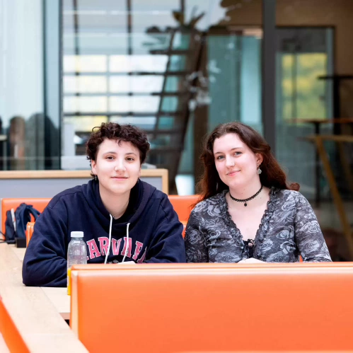 Studenten Theologie in lokaal