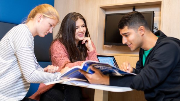 Drie studenten die samen studeren