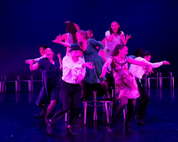 Foto van de groepsvoorstelling van Muziek- en musicaltheater 'De Dansende Woe-li meesters'
