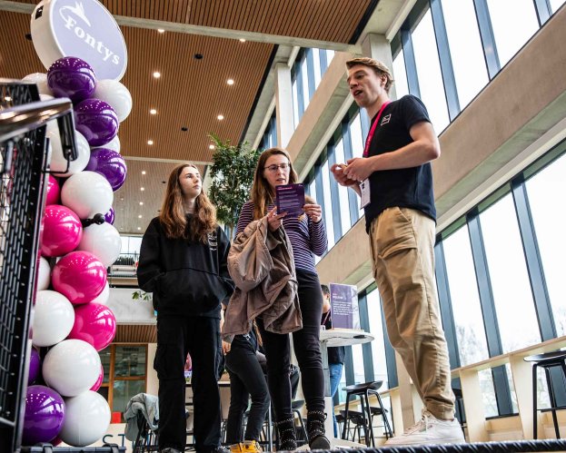 Student in gesprek met 2 personen