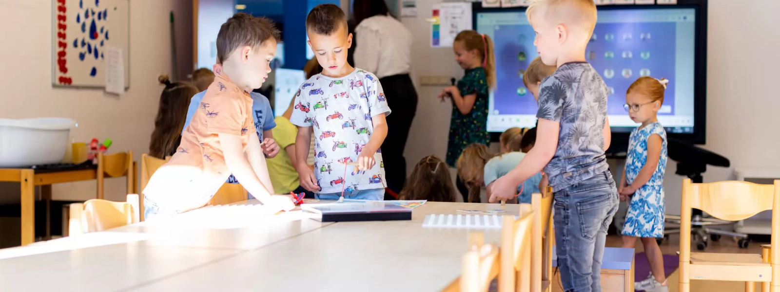 Een groep kinderen in de les op een basisschool