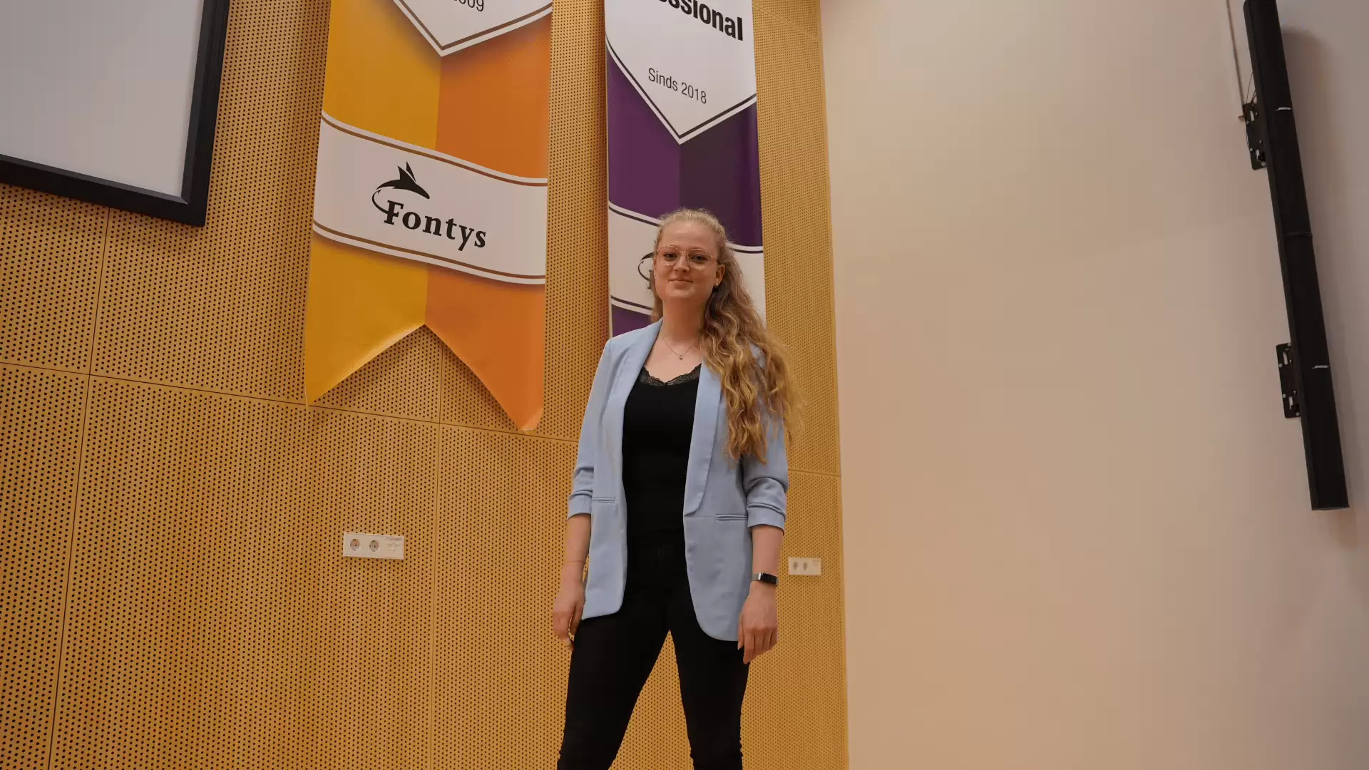 Deena Versluis in de collegezaal