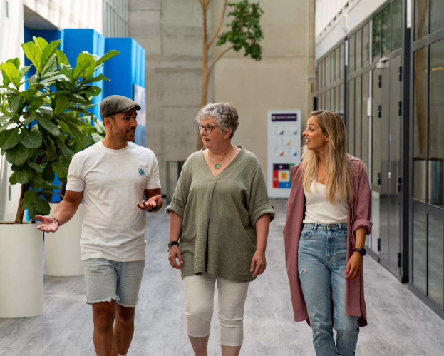 Studenten lerarenopleiding in gesprek met docent