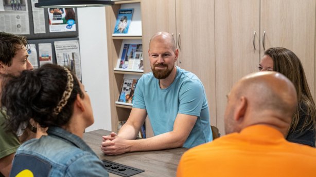 Een groep volwassenen overleggen