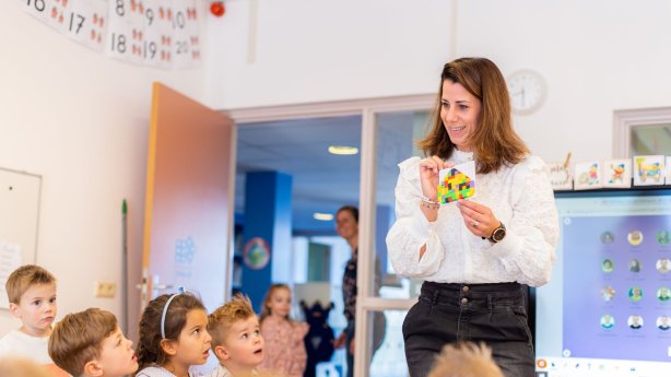 Pabo zij-instroom student geeft les aan kinderen