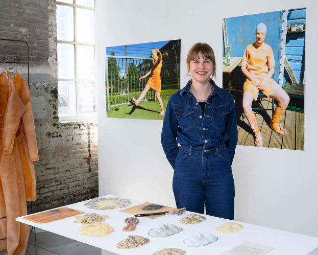 foto van student bij afstudeerproject