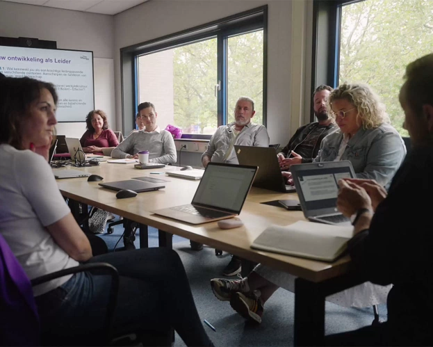 Studenten van AD Management in de Zorg in een bespreking.