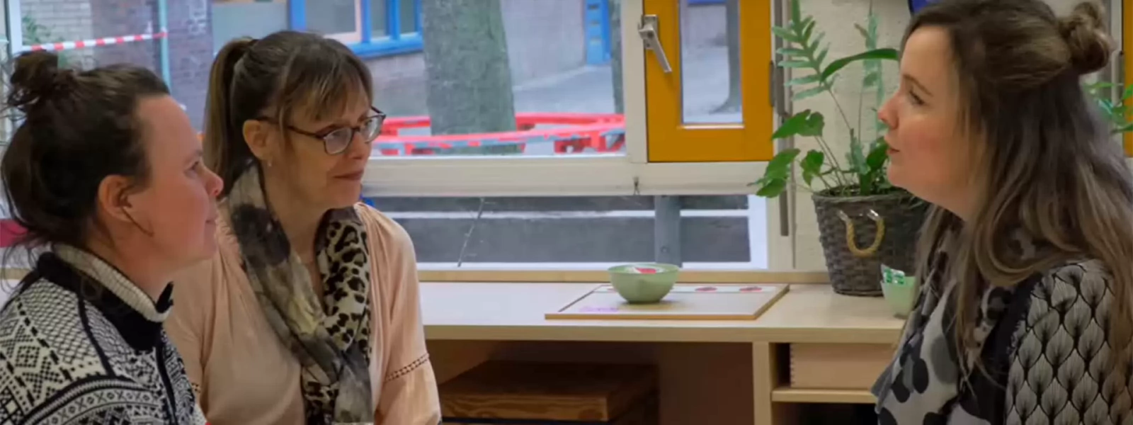 3 onderwijsprofessionals in gesprek met elkaar