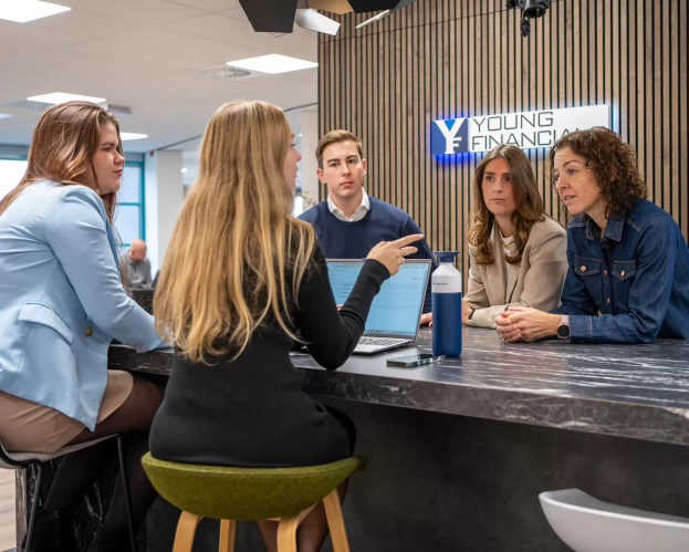 Fontys Finance Tax and Advice studenten in overleg