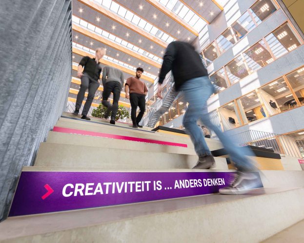Studenten die de trap oplopen bij Fontys ICT in Tilburg