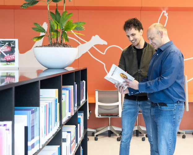 Studenten van masterdeeltijd Healthy Ageing / gezonde samenleving zijn boeken aan het lezen