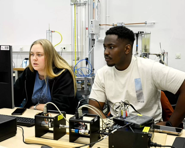 Studenten werken samen aan een opdracht