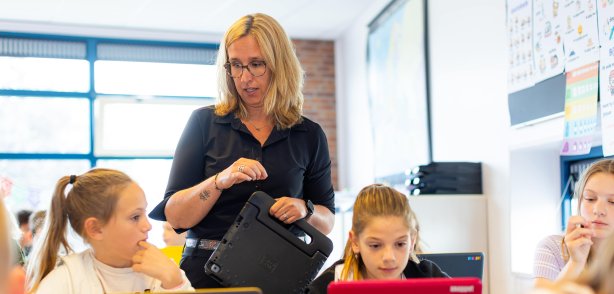 Deeltijdstudent geeft lessen aan jonge kinderen