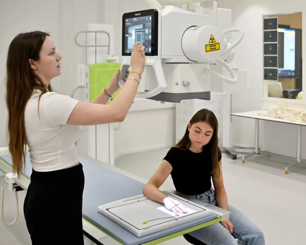 Studenten MBRT oefenen met röntgentechnologie en beeldvorming in een lesomgeving.