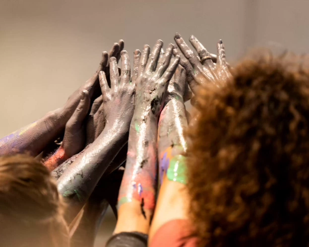 Project called With all due respect. Studenten coloured their hands and arms.