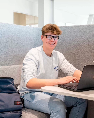 jongen achter laptop