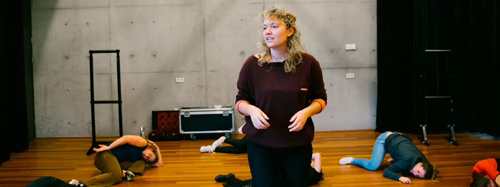 Annemiek van Hove, tweedejaarsstudent Deeltijd opleiding Docent Theater, zegt:  “Omdat je hier mag zeggen: ‘deze leervraag vind ik interessant’ merk ik dat ik zo enthousiast word om eraan te werken dat ik haast niet kan stoppen.”