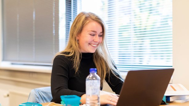 Student achter laptop