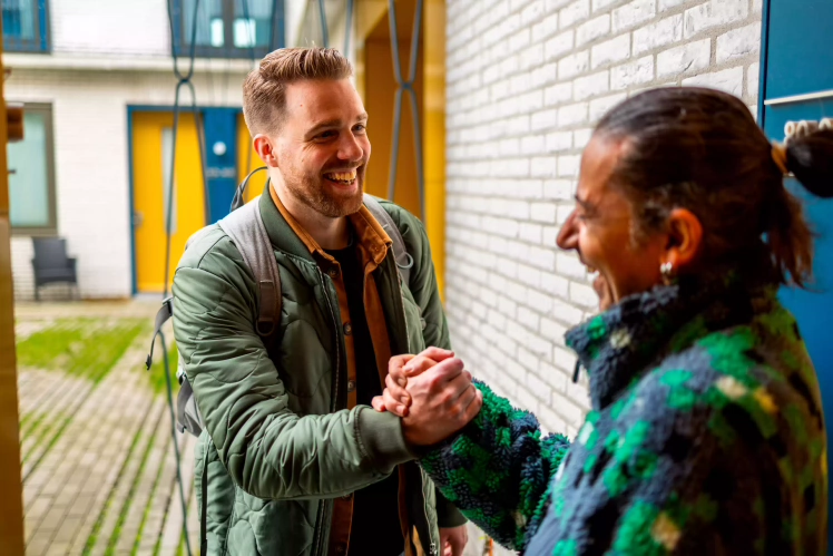 afgestudeerde aan het werk met dak- en thuisloze 