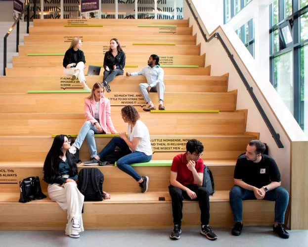 Students ICM chatting