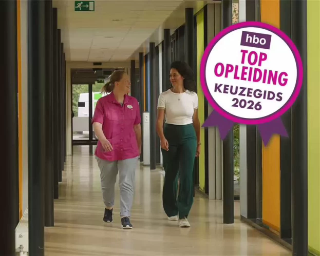 Studenten van de deeltijdopleiding Management in de Zorg zijn aan het lopen