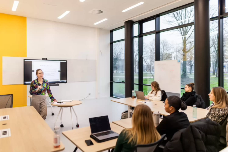 Studenten van deeltijdopleiding Social Work zitten in klaslokaal